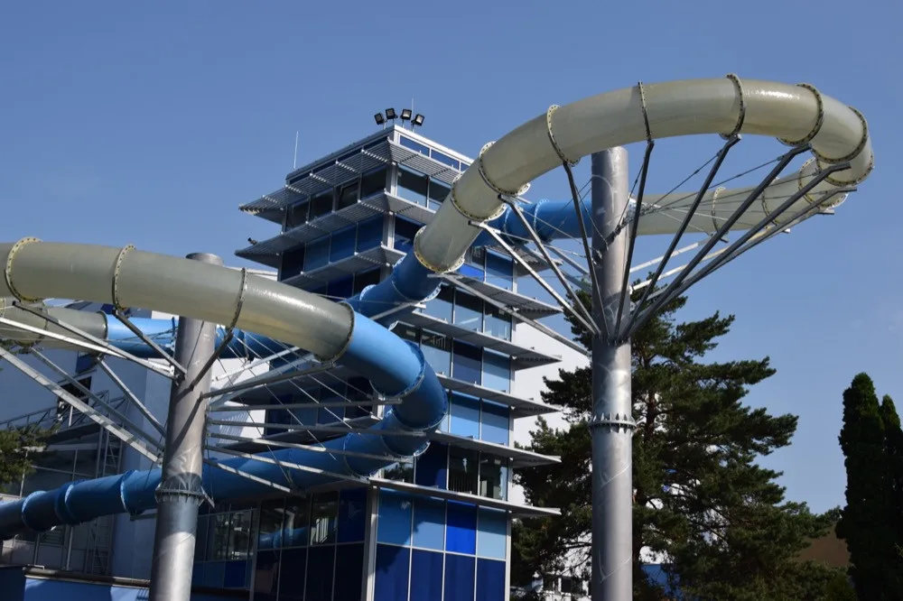 FOTO: Plavecký stadion zdobí nová tobogánová věž, otevřena bude začátkem prázdnin