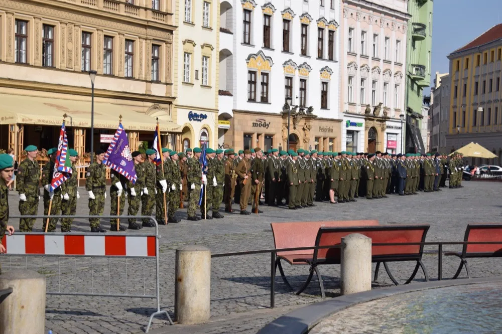 FOTO: Na Horním náměstí se to hemžilo vojáky, probíhal Den ozbrojených sil