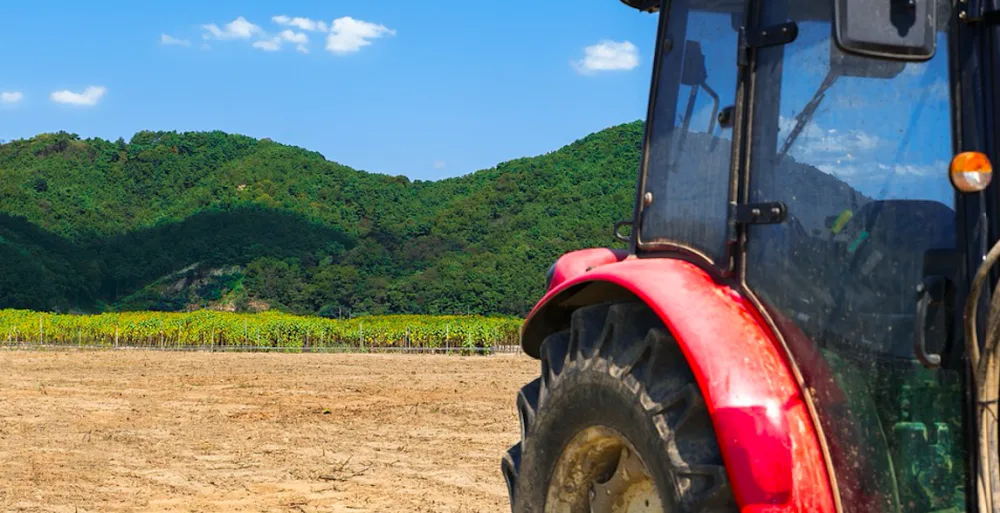 Sedmasedmdesátiletý senior zemřel poté, co se převrátil s traktorem na louce
