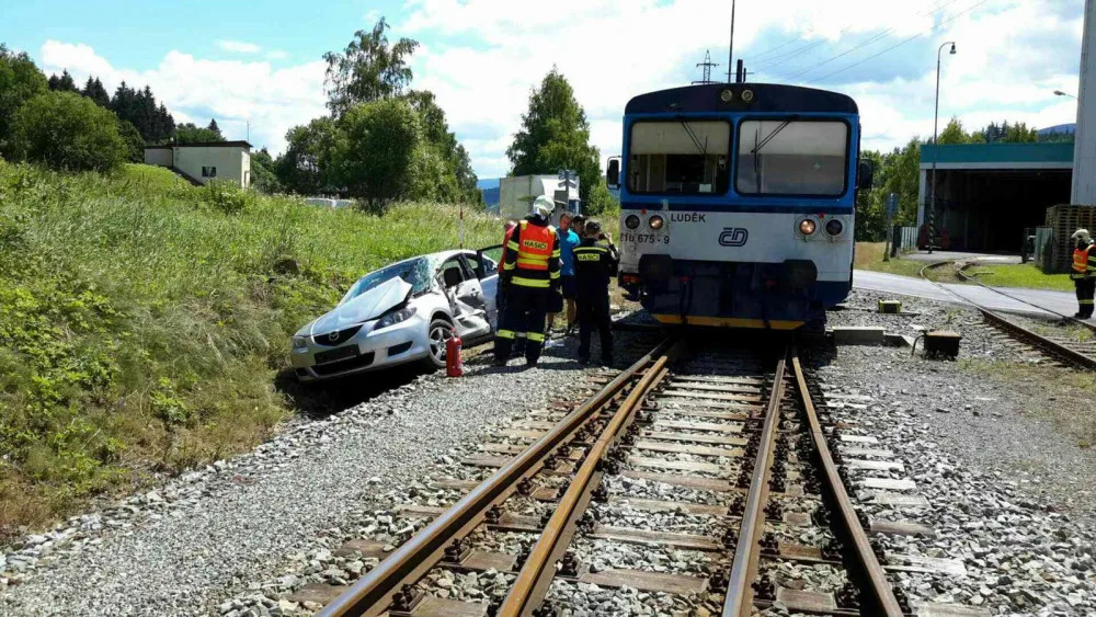 Vlak se dnes odpoledne srazil s autem, jedna osoba byla zraněna