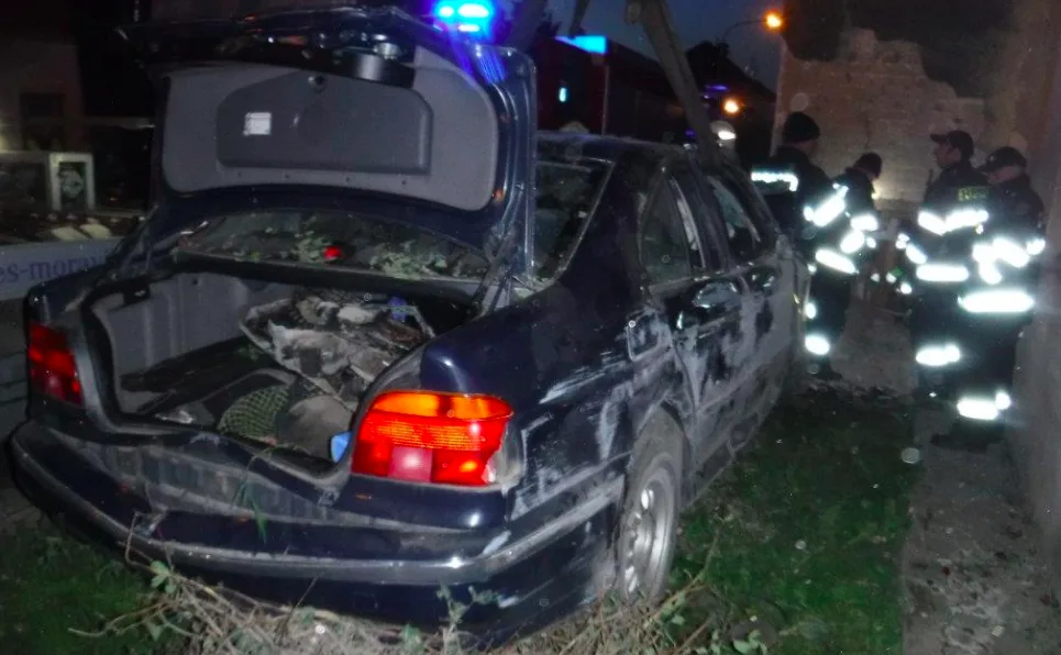 Auto narazilo do zdi rodinného domu, pět lidí ve vozidle se zranilo