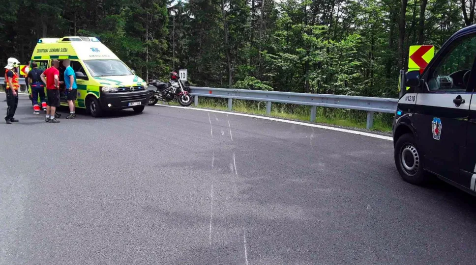 V sobotu bourali v serpentinách u Červenohorského sedla hned dva motorkáři. Pro jednoho letěl vrtulník