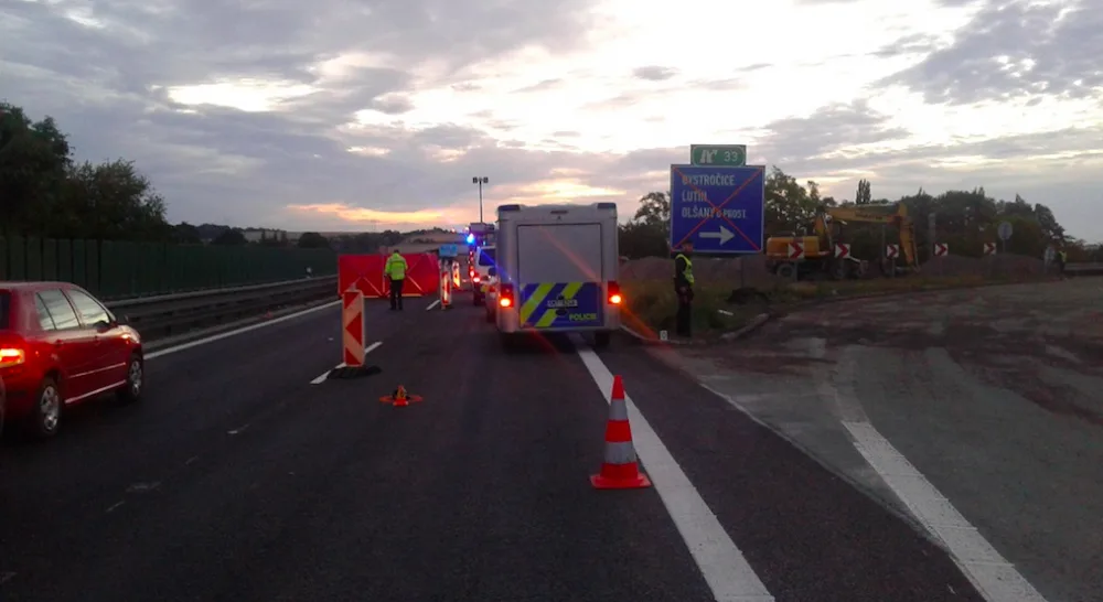 Muže, který nad ránem přecházel u Olomouce dálnici, smetlo auto. Byl na místě mrtvý
