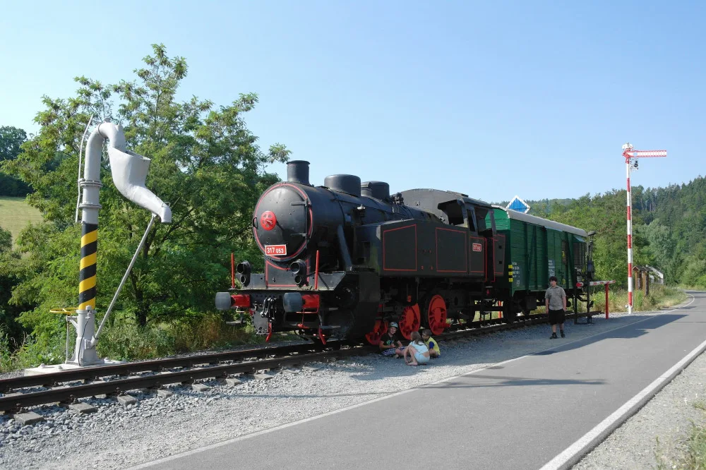 Nadšenci ze Zábřehu opravili vysloužilý služební vagón, bude zdobit železniční skanzen v Lupěném