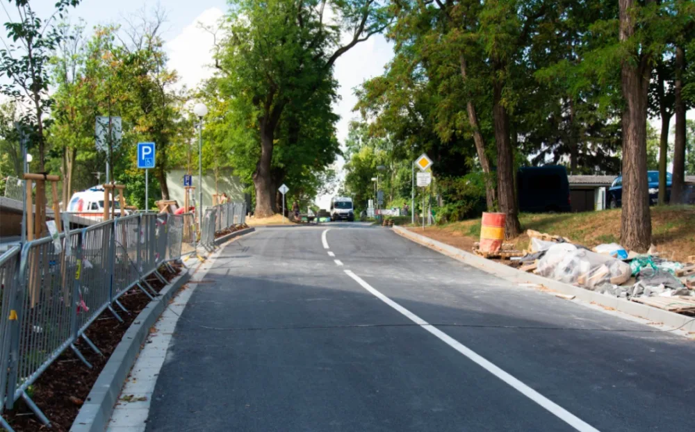 Na centrální parkoviště ve Fakultní nemocnici se dostanete po cestě i kolem novostavby II. interní kliniky