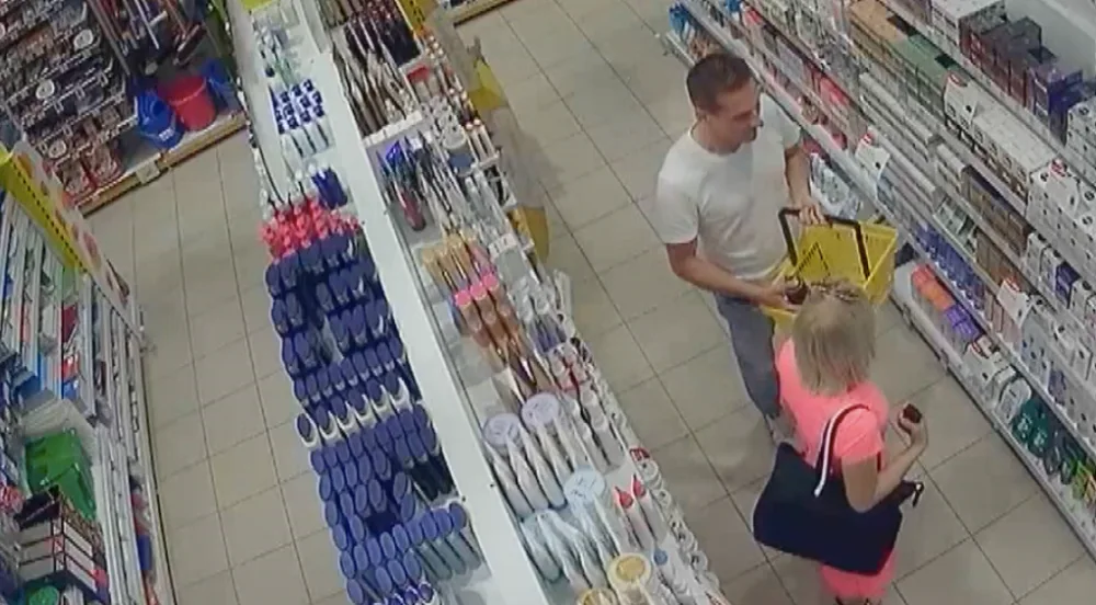 VIDEO: Policie pátrá po trojici, která v Olomouci ukradla přípravky na opalování za více než pět tisíc