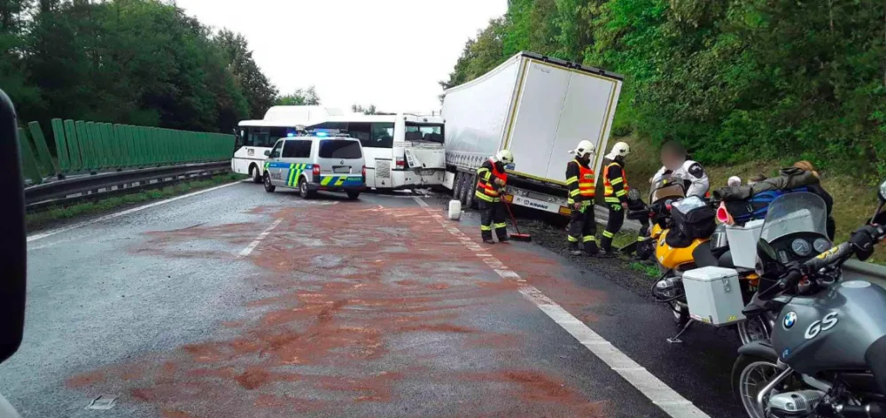 Dálnice D46 je po úterních nehodách průjezdná