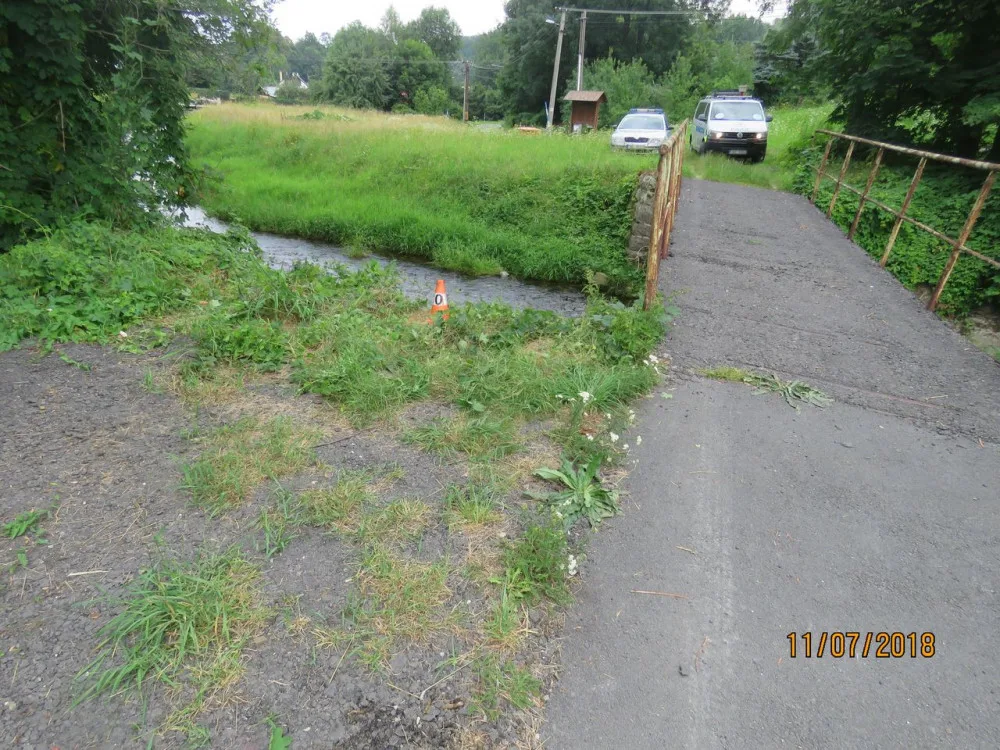 Silně podnapilý cyklista se netrefil na mostek, po pádu z dvoumetrové výšky skončil v potoku