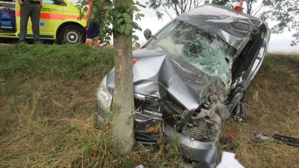 Řidič přejel se svým autem do protisměru a narazil s ním do stromu. Zraněný zůstal ve vozidle zaklíněn