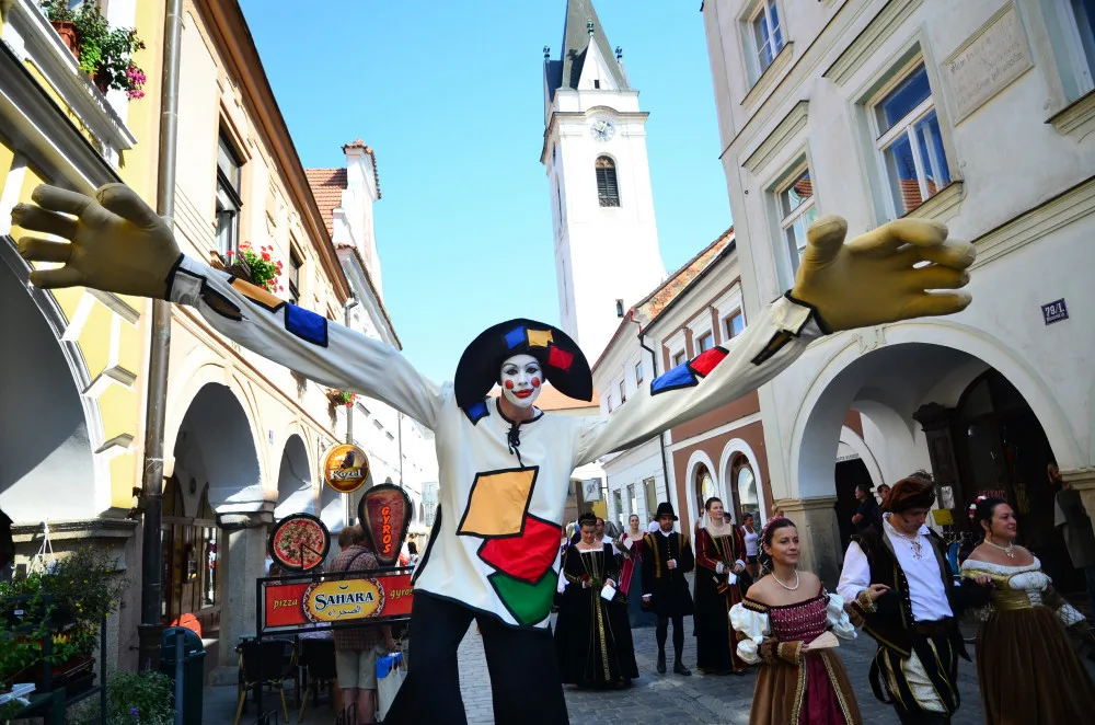 Historické slavnosti v Třeboni zpestří novinka v podobě promítání do vodní stěny