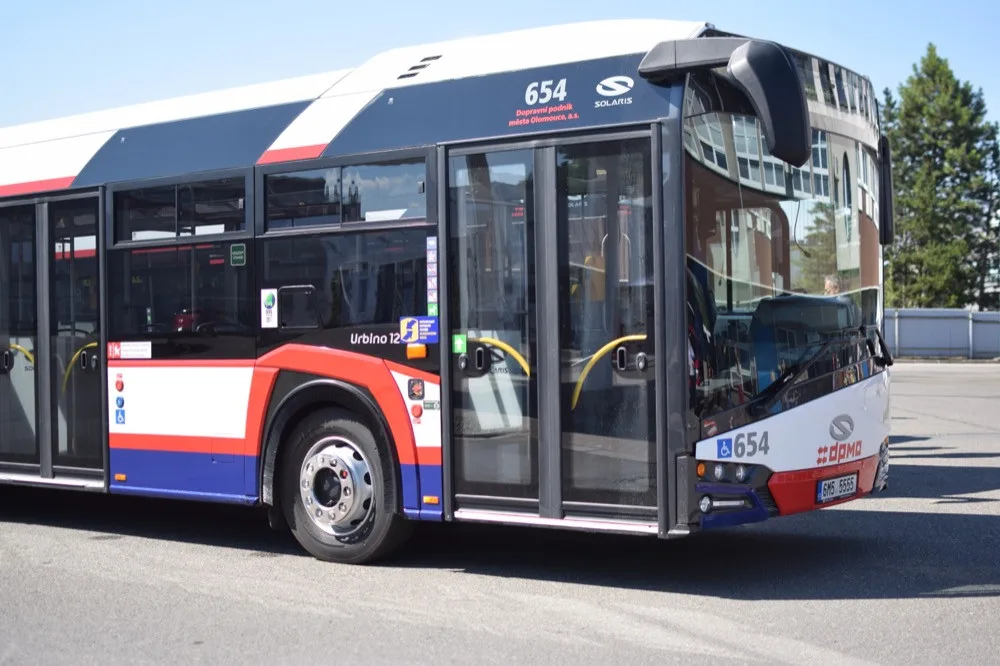 FOTO: Dopravní podnik má osm nových autobusů Solaris Urbino 12. Letos přibudou ještě nové tramvaje