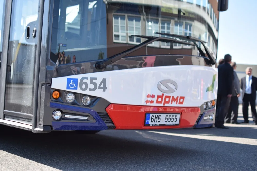FOTO: Dopravní podnik má osm nových autobusů Solaris Urbino 12. Letos přibudou ještě nové tramvaje