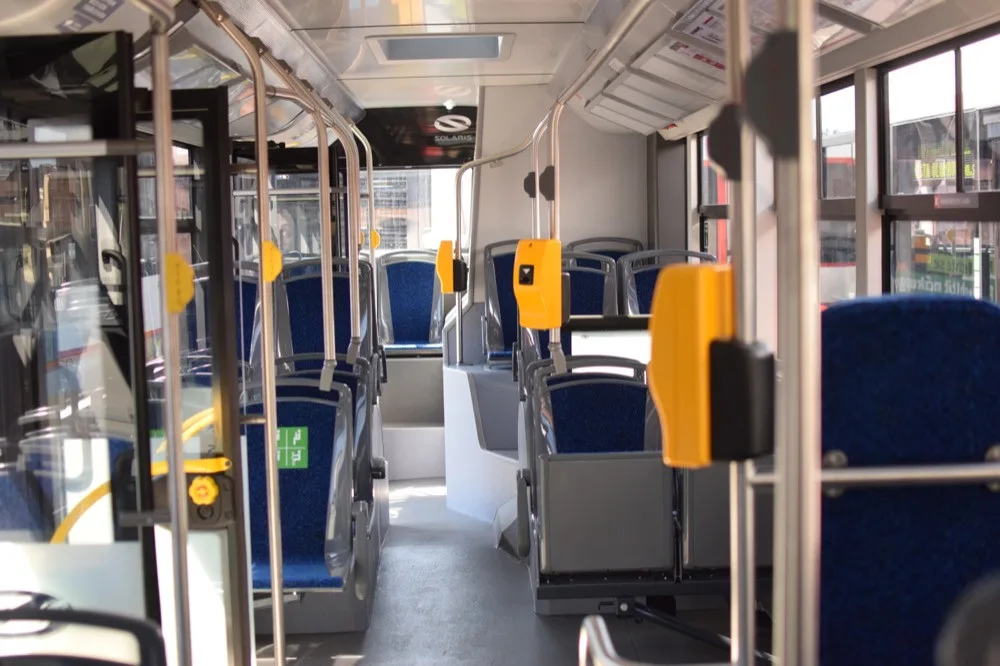 FOTO: Dopravní podnik má osm nových autobusů Solaris Urbino 12. Letos přibudou ještě nové tramvaje