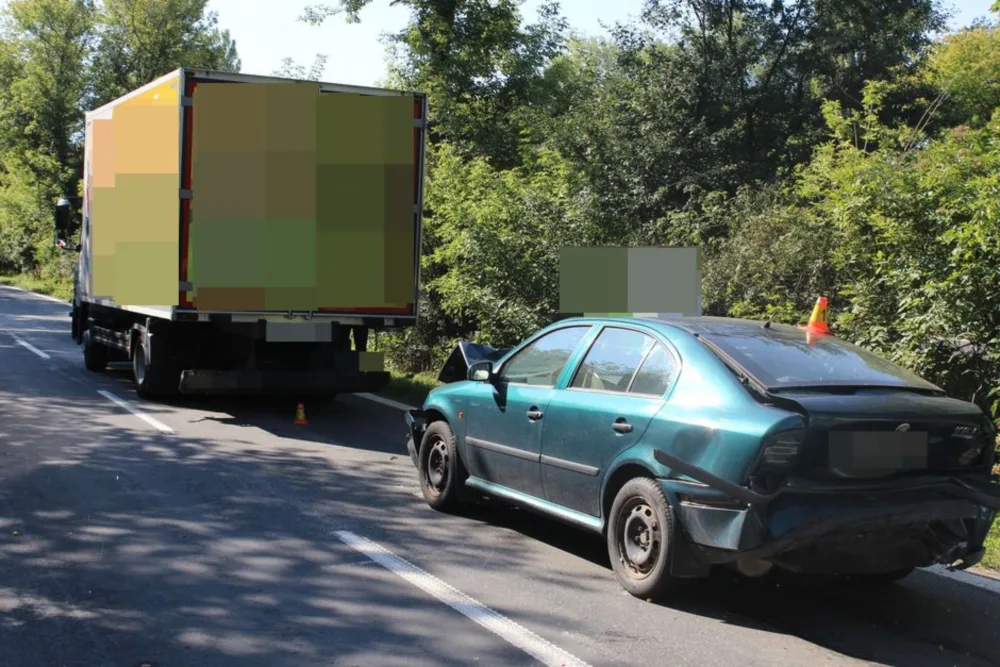 Do nákladního auta narazil zezadu opilý řidič osobního auta. Do něj pak narazilo další auto