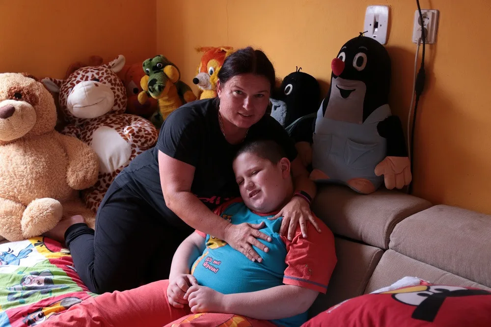 Matka sama pečuje o syna s autismem. Nyní jim hrozí, že přijdou o střechu nad hlavou