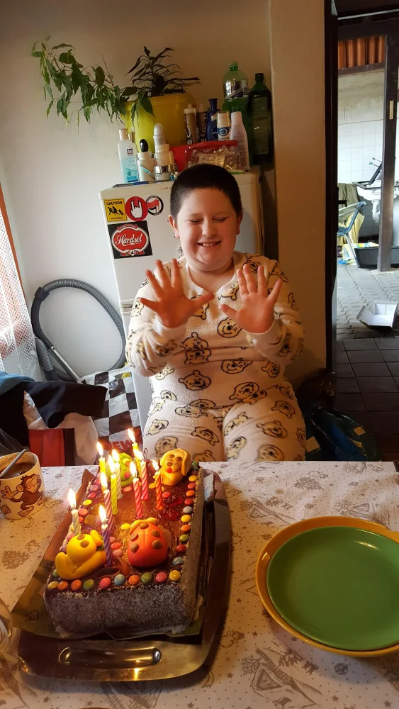 Matka sama pečuje o syna s autismem. Nyní jim hrozí, že přijdou o střechu nad hlavou