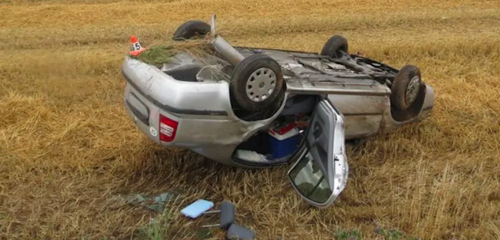 Třiaosmdesátiletý řidič nezvládl řízení svého vozu, auto skončilo na střeše v poli