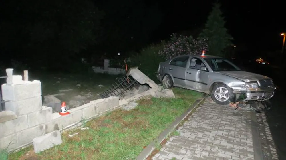 Osmnáctiletý mladík dostal se svým autem smyk, skončil v betonovém plotě