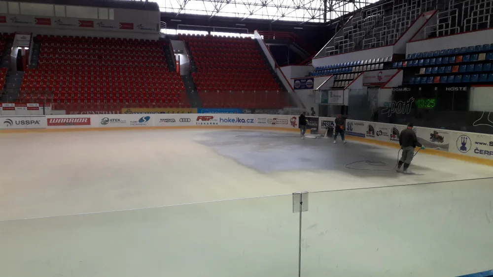 VIDEO: Na olomouckém zimním stadionu probíhá příprava ledové plochy
