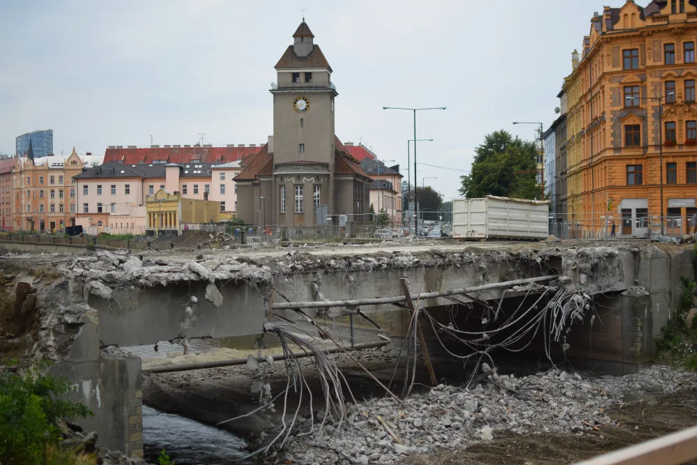 PŘEHLED: Podívejte se, kudy se bude vozit odpad z demolice mostu v Komenského ulici