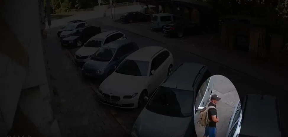 VIDEO: Policie hledá muže, který v Olomouci ukradl z auta batoh s cennostmi. Zachytila ho kamera
