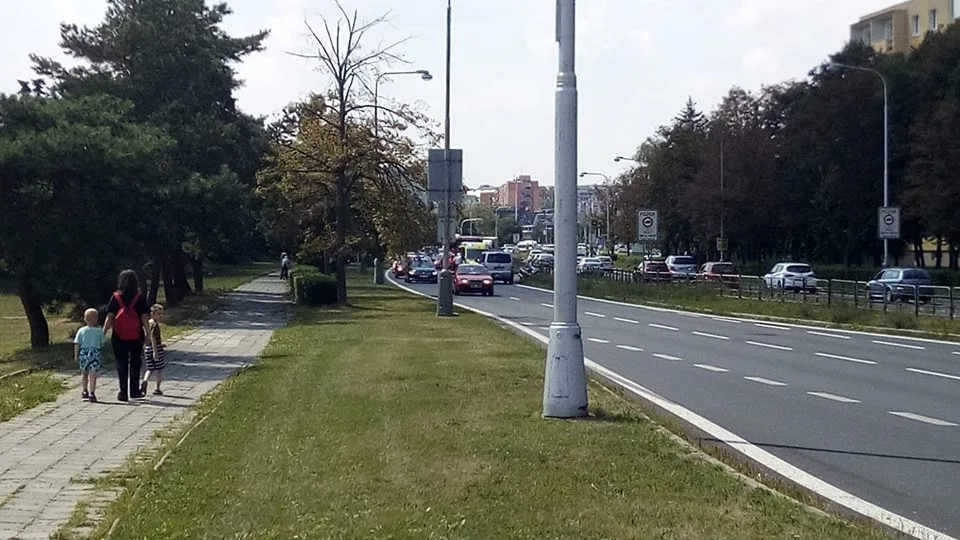 Na Velkomoravské havaroval skútrista, při pádu se zranil