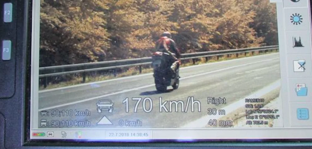 Policisté se na Červenohorském sedle zaměřili na motorkáře. Pokutovali jich třicet, jeden jel do zatáček i 170 km/h