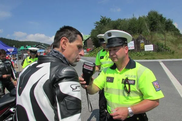 Policisté se na Červenohorském sedle zaměřili na motorkáře. Pokutovali jich třicet, jeden jel do zatáček i 170 km/h