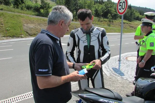 Policisté se na Červenohorském sedle zaměřili na motorkáře. Pokutovali jich třicet, jeden jel do zatáček i 170 km/h