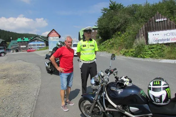 Policisté se na Červenohorském sedle zaměřili na motorkáře. Pokutovali jich třicet, jeden jel do zatáček i 170 km/h