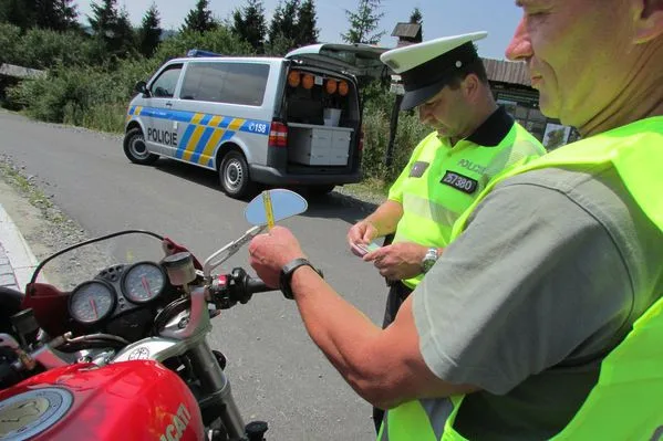 Policisté se na Červenohorském sedle zaměřili na motorkáře. Pokutovali jich třicet, jeden jel do zatáček i 170 km/h
