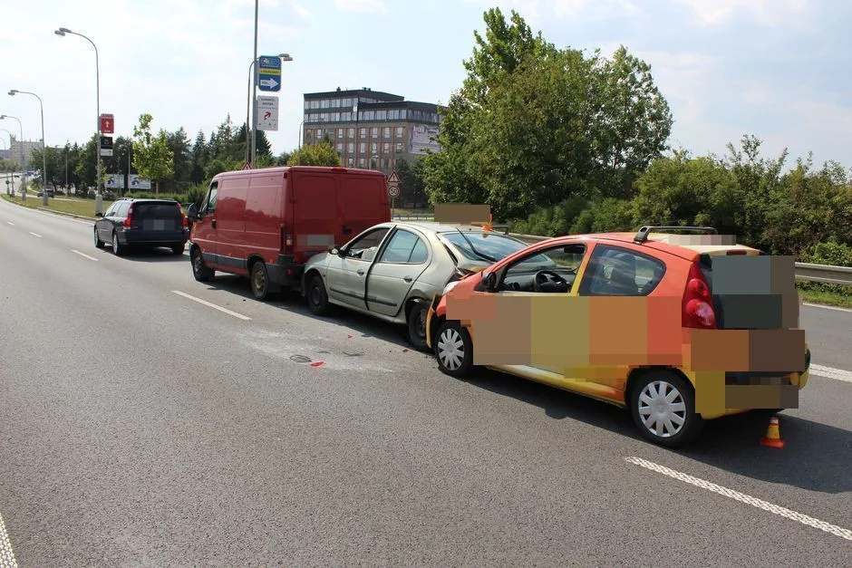Na Velkomoravské se stala řetězová nehoda, srazila se tam celkem čtyři auta. Jedna žena se zranila