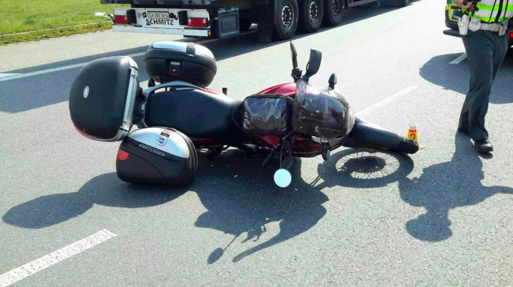 Na kruháči u Globusu se střetl motorkář s autem, došlo ke zranění