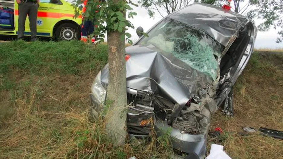 Dva řidiči začali současně předjíždět, jeden z nich skončil po vytlačení ze silnice ve stromě. Druhý ujel