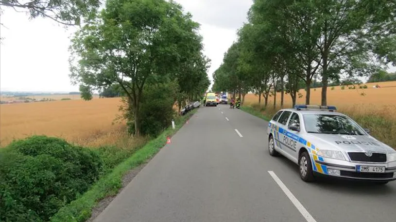 Dva řidiči začali současně předjíždět, jeden z nich skončil po vytlačení ze silnice ve stromě. Druhý ujel