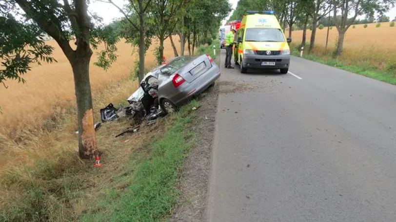 Dva řidiči začali současně předjíždět, jeden z nich skončil po vytlačení ze silnice ve stromě. Druhý ujel