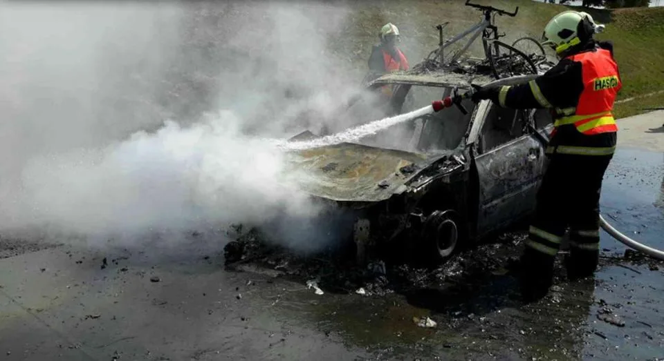 Na dálnici D35 hořelo osobní auto, oheň se rozšířil i na porost kolem silnice