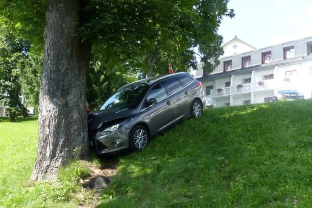 Muž zaparkoval auto, ale nezabrzdil, rozjelo se z kopce a narazilo do stromu. Zranily se v něm dvě děti