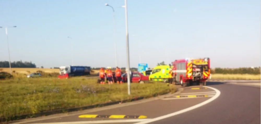 Řidič nezvládl řízení a skončil uprostřed kruhového objezdu u Globusu, na místě zasahovala i záchranka