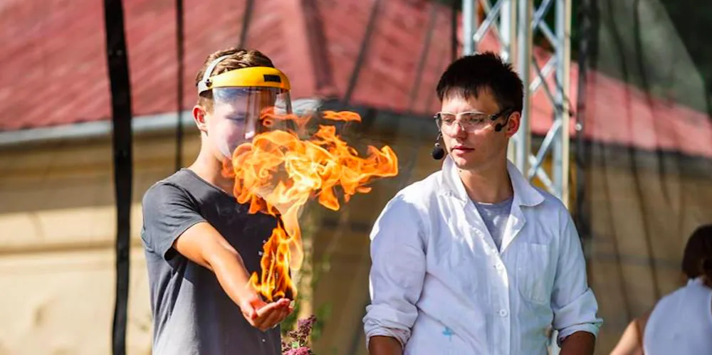 Prostor u Terezské brány bude odpoledne patřit fyzikálně-chemické show Pevnosti poznání