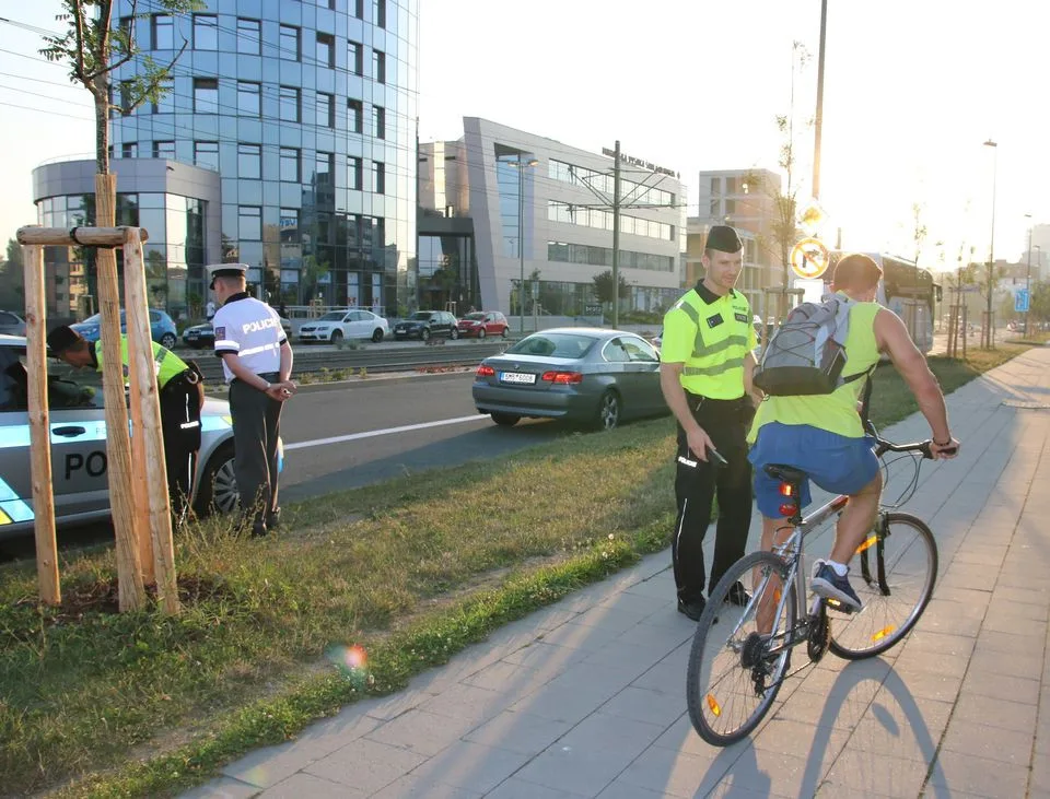 FOTO: Policisté kontrolovali cyklisty, kteří v Olomouci jezdí po chodníku