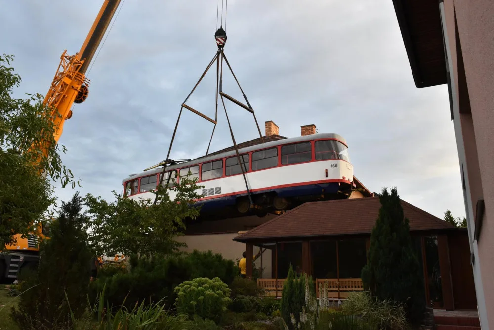 Reakce jsou většinou pozitivní, lepší, než aby šla do šrotu, říká majitel garáže s tramvají na střeše