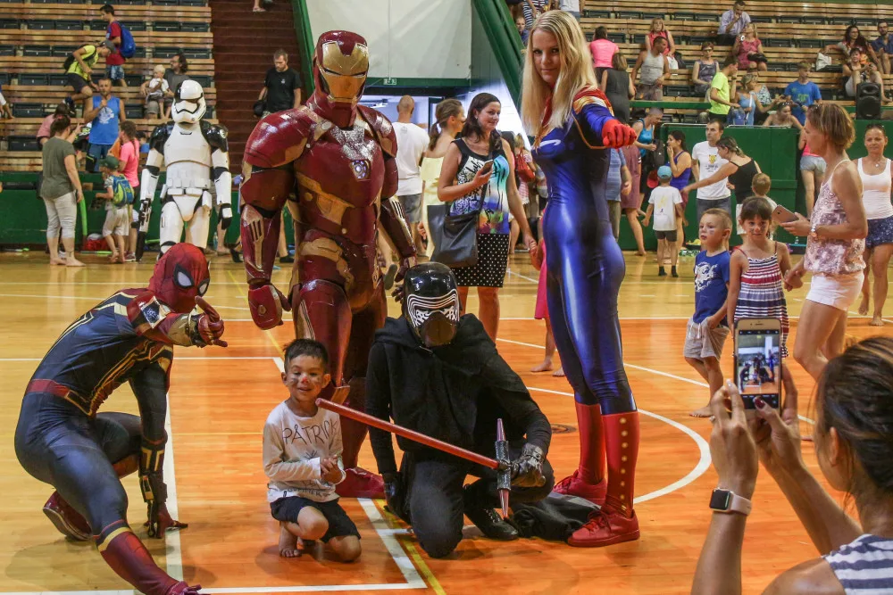 FOTO/VIDEO: Superhrdinové z chystaného kalendáře překvapili děti na závěr univerzitního příměstského tábora