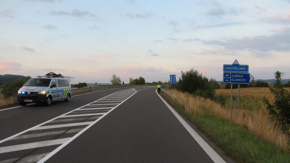 Policie pátrá po řidiči dodávky bílé barvy. Srazil cyklistu a z místa nehody ujel