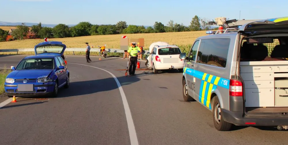 Osmnáctiletá řidička nezvládla zatáčku a čelně se srazila s protijedoucím autem