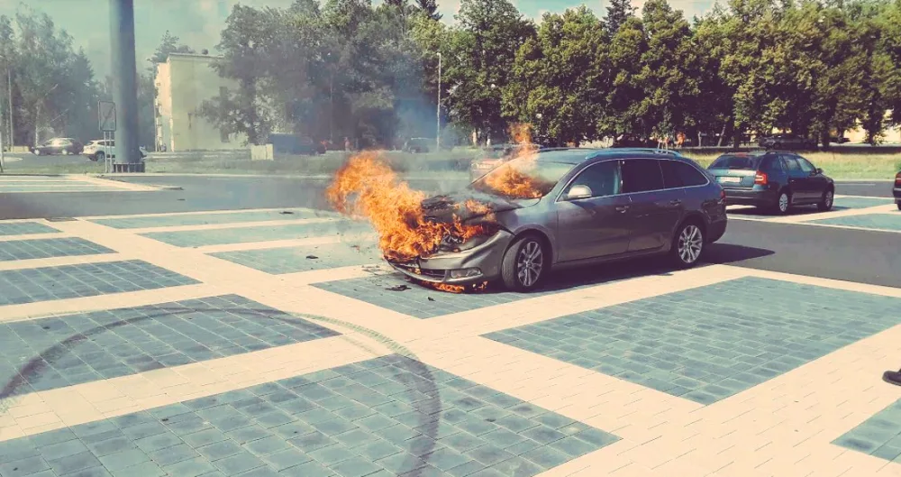 FOTO: U Kauflandu na parkovišti vzplálo auto