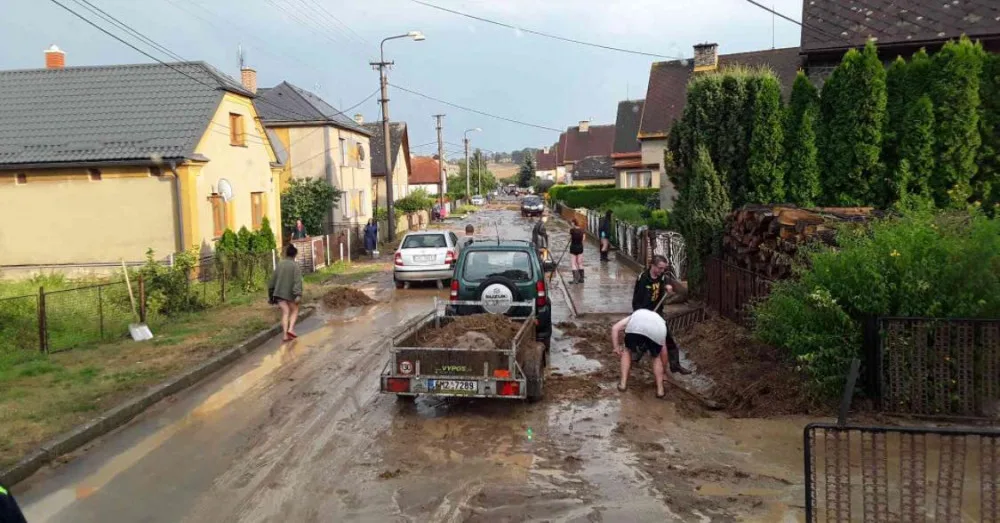 VIDEO: Bouřky zasáhly Olomoucký kraj, podívejte se, kde s následky bojovali hasiči