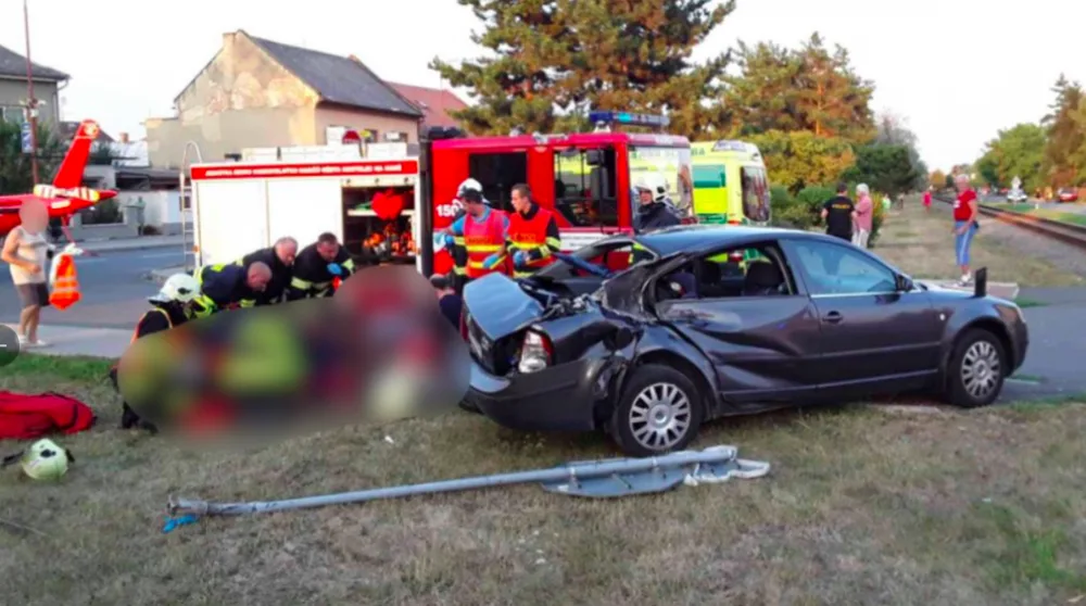 FOTO: Po střetu auta a vlaku pro zraněného letěl vrtulník