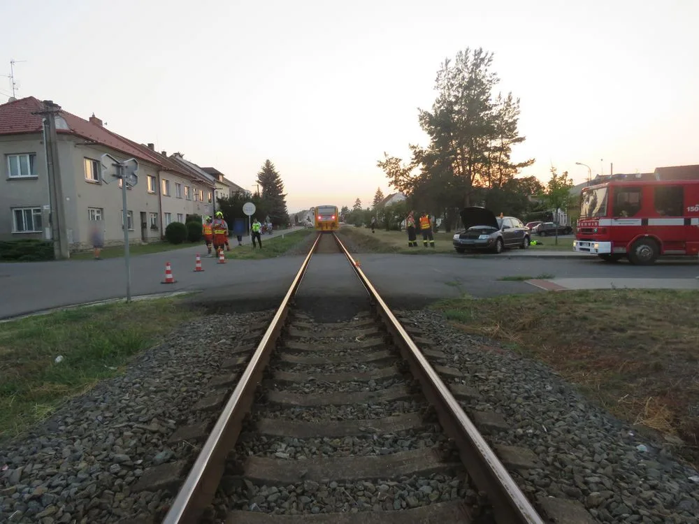 FOTO: Po střetu auta a vlaku pro zraněného letěl vrtulník