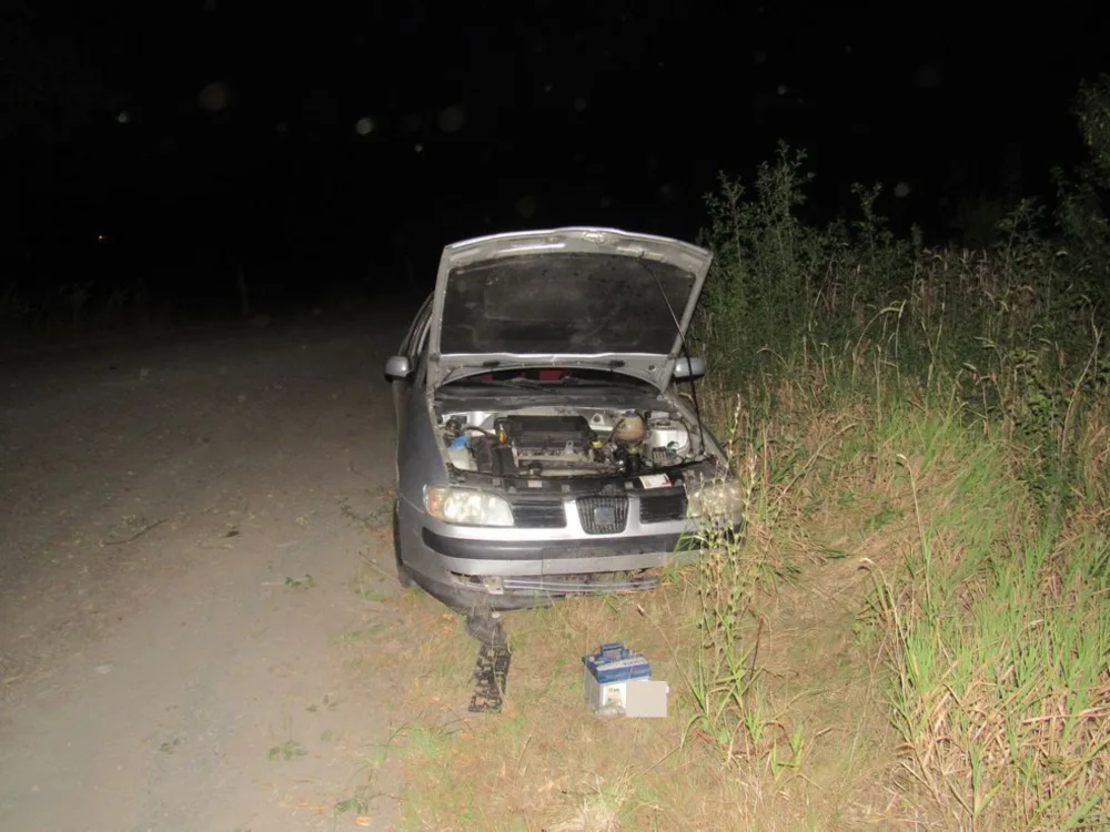 Opilý osmnáctiletý mladík vzal auto přítelkyni, pak s ním narazil do betonové skruže